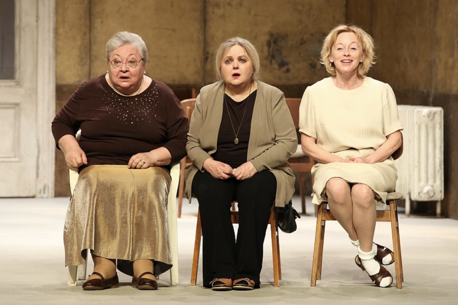 Pogány Judit (középen) egyik legkedvesebb előadása Örkény Macskajátéka (r. Mácsai Pál). Fotó: az Örkény színház Facebook-oldala