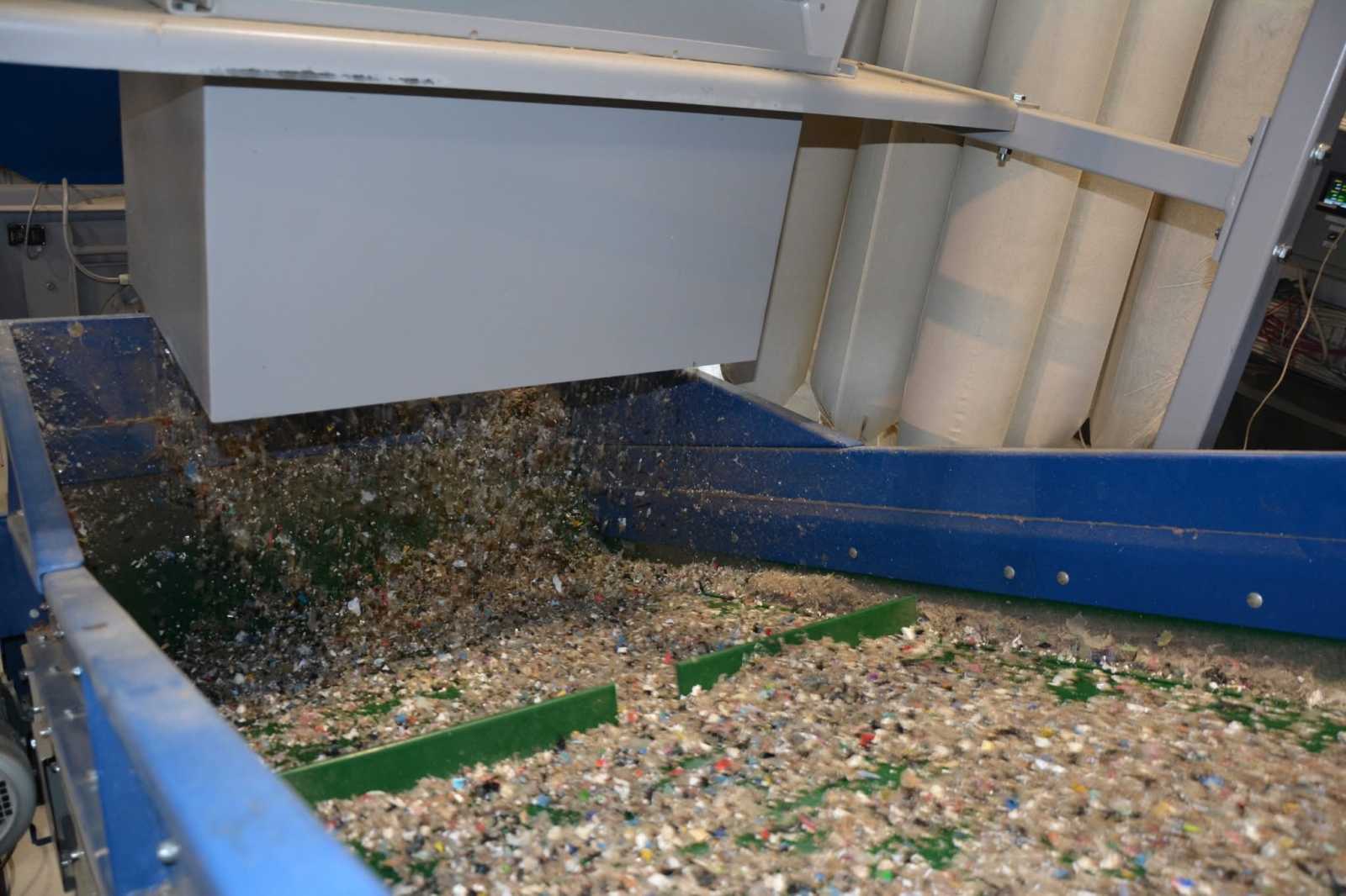 A szemetet válogatják és aprítják.