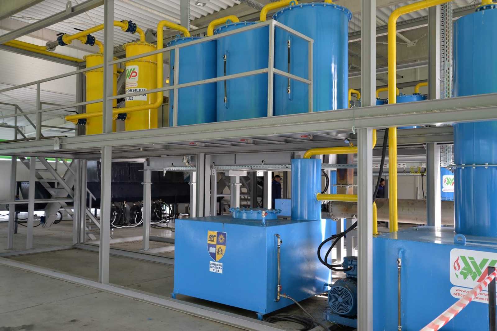 A szemetet válogatják, aprítják, a nedvességét kezelik.