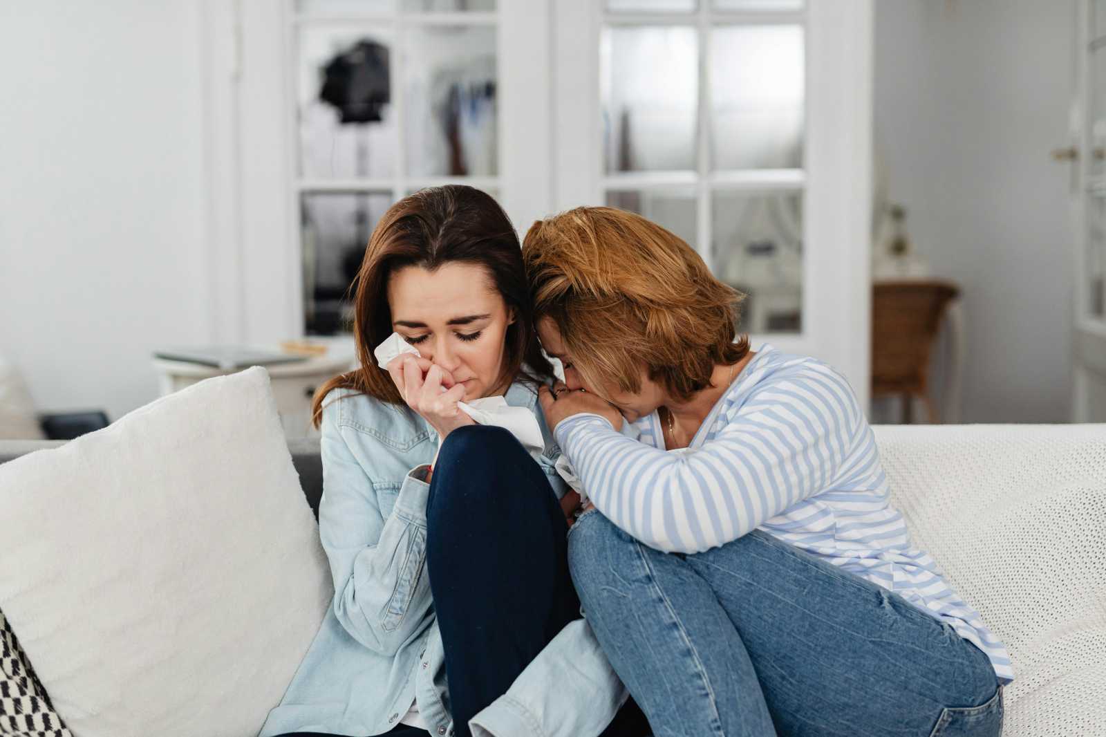 Néha csak egy biztonságos tér kell, ahol sírni lehet. Akár együtt is. Fotó: Pexels