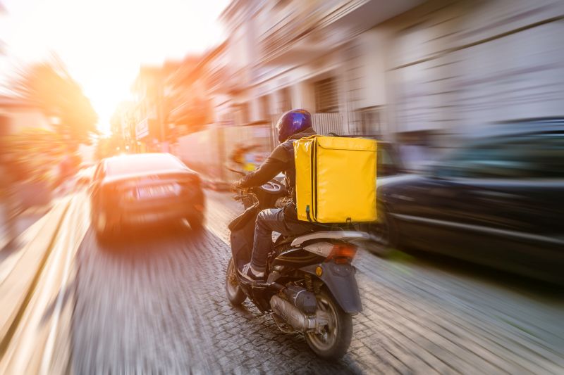 Soka ásziai vendégmunkás ételfutárként dolgozik Fotó: AdobeStock