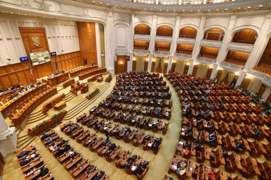 Ma vitatják meg a bizalmatlansági indítványokat | Illusztráció: AUR/Facebook