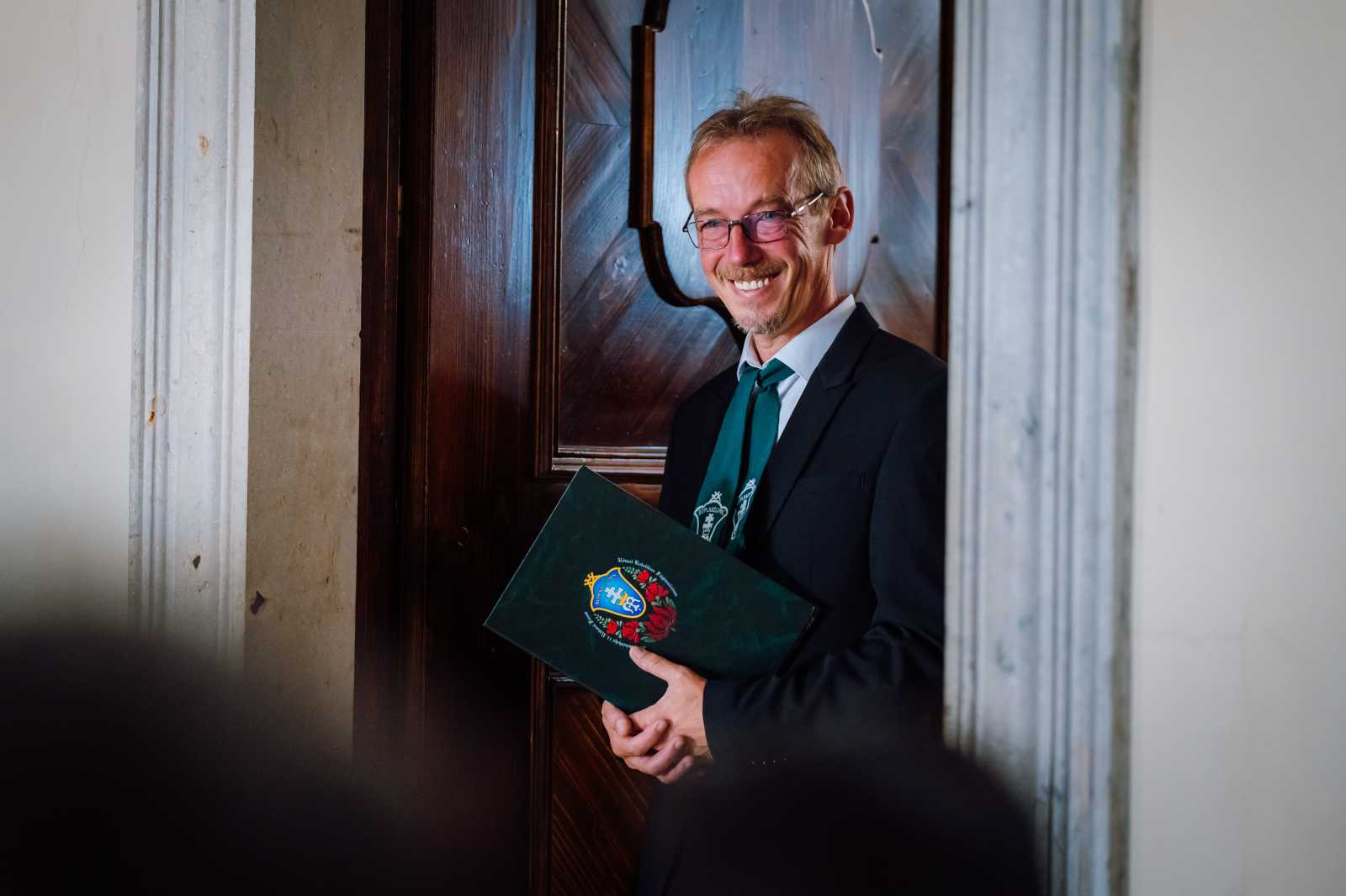 Tamási Zsolt iskolaigazgatónak vastapssal köszönték meg a kitét és kitartását | Fotó: Gáspár Attila