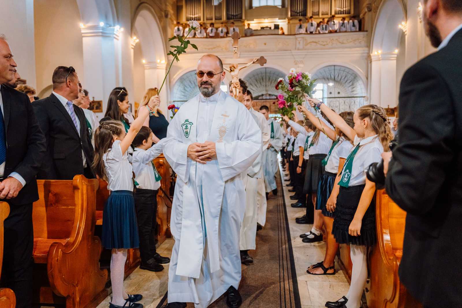 Virágkapu alatt vonultak be az előkészítő osztályosok a Keresztelő Szent János plébániatemplomba | Fotó: Gáspár Attila