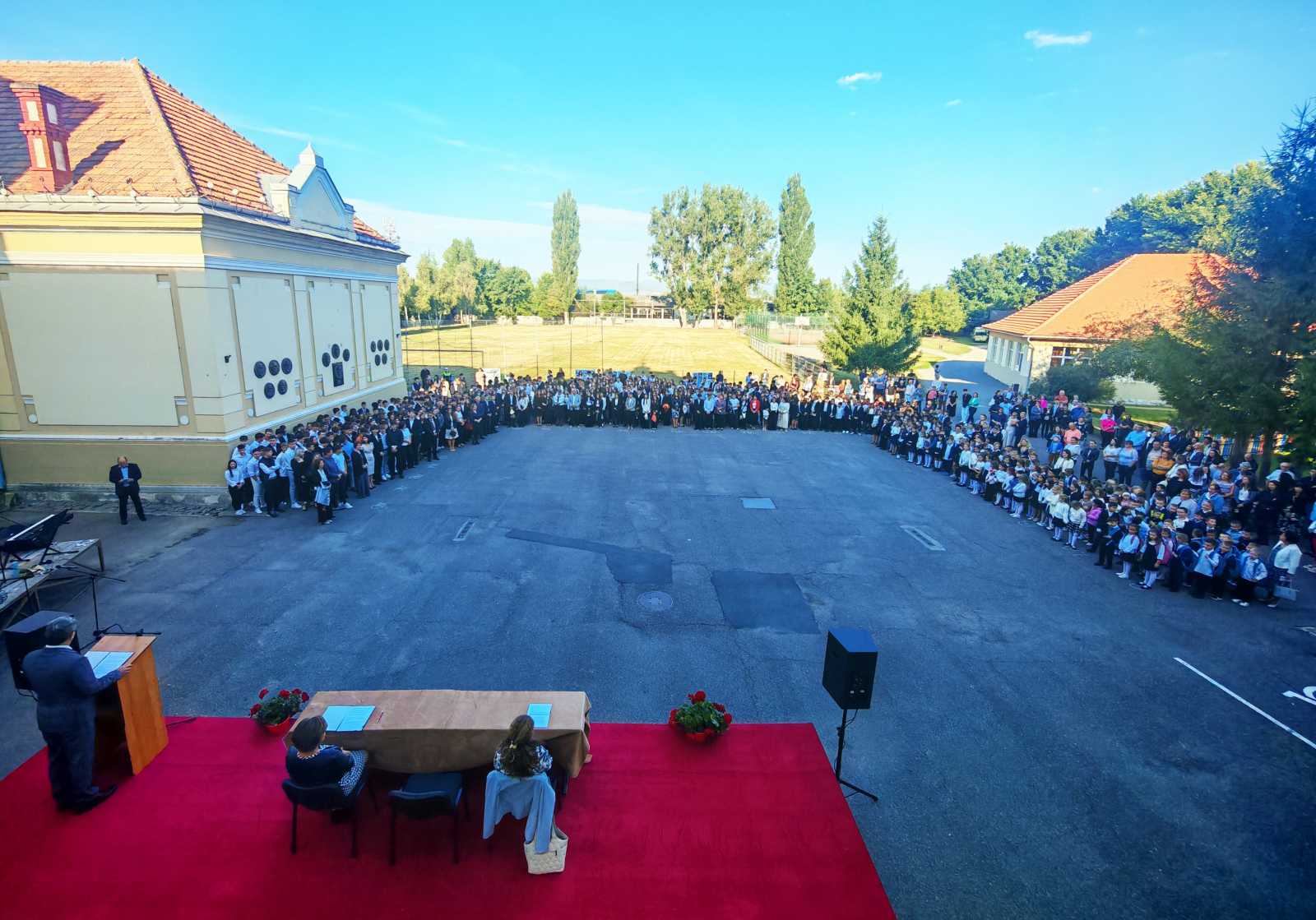 Tanévkezdés a Nagy Mózes Főgimnázium udvarán | A szerző felvételei