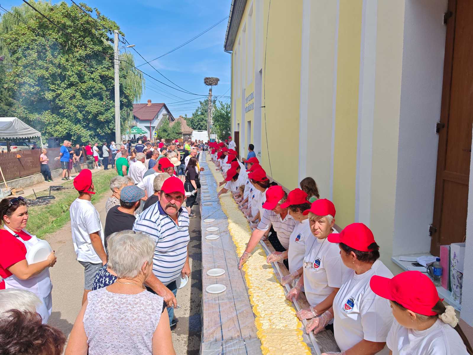Készül a 40 méteres puliszka | Fotó: Nagy Imre