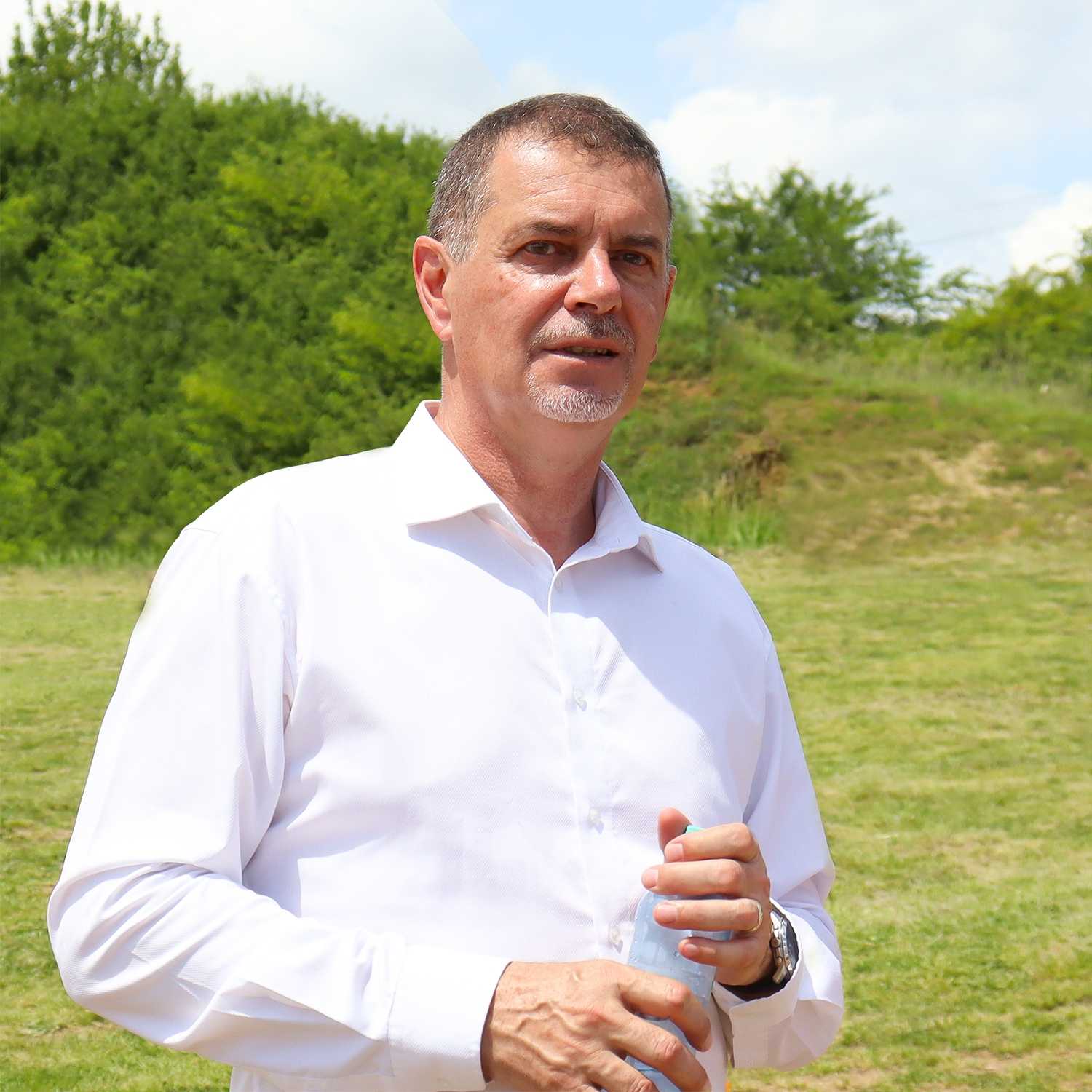 Személyesen jelentette be, hogy mivel vádolja őt a DNA. | Fotó forrása: Márk Endre Facebook-oldala