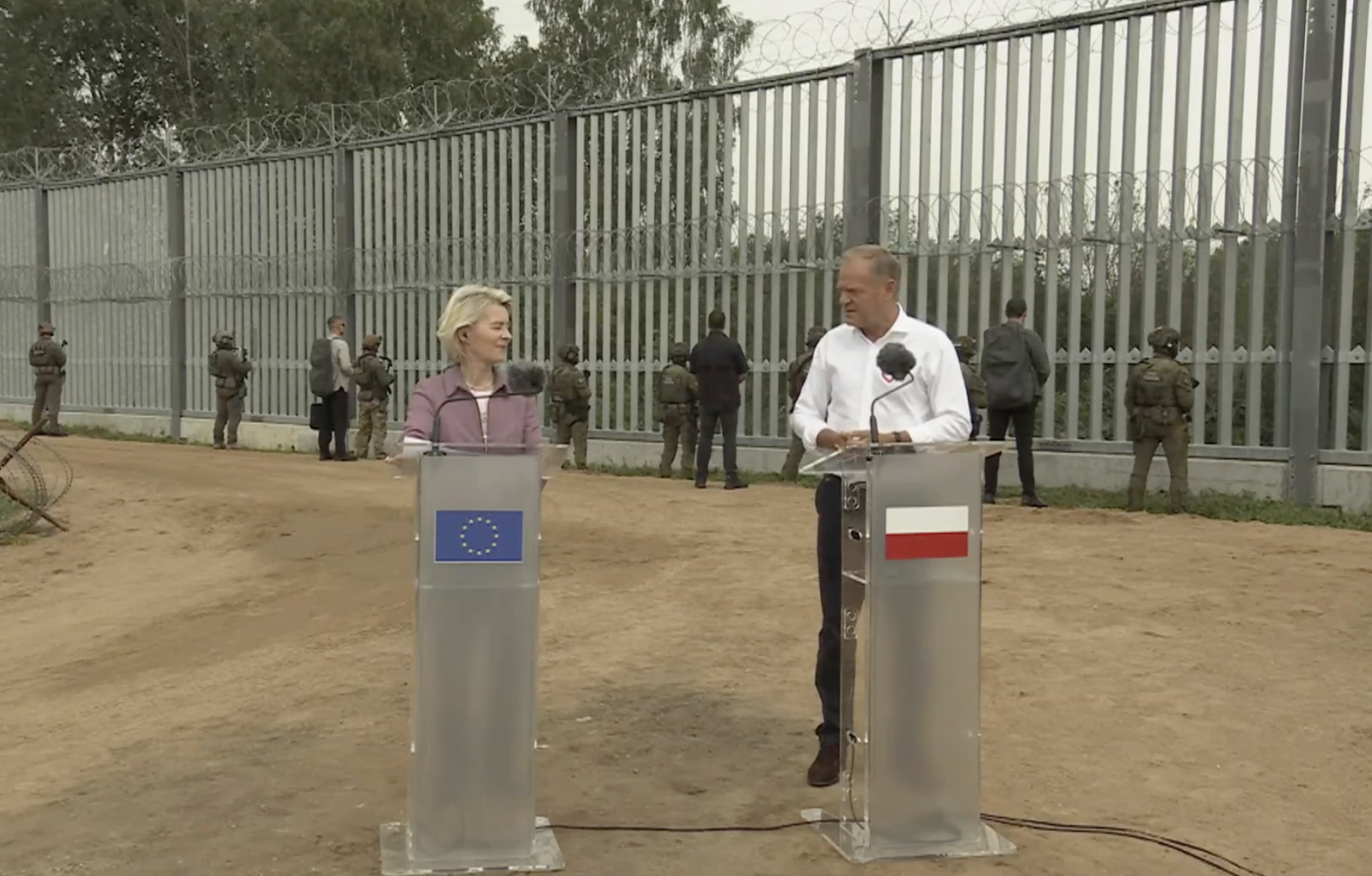 Ursula von der Leyen és Donald Tusk. A lengyel kerítés tetszik az EB elnökének Fotó: képernyőmentés 