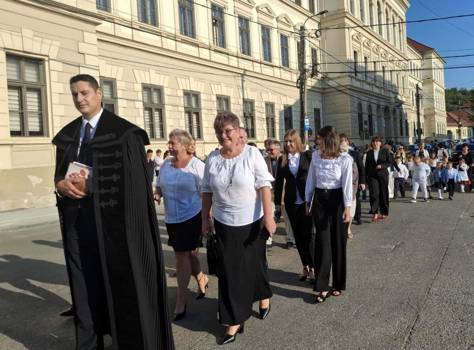 Az osztályfőnöki órákat követően a vártemplomba vonultak a diákok és tanárok | Fotók: Basa Emese