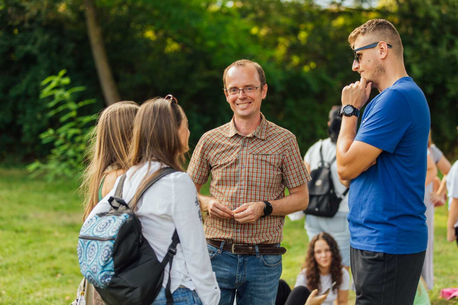 Körtesi Sándor iskolaigazgató hisz abban, hogy a tanévnyitóknak nem unalmasaknak kell lenniük | Fotó: Szigeti Szenner Szilárd
