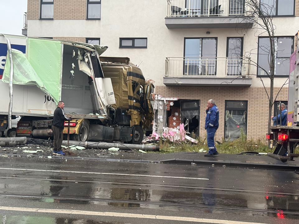 A kamion a tömbház falának csapódott | Fotó: Kolozs Megyei InfoTrafic/Facebook