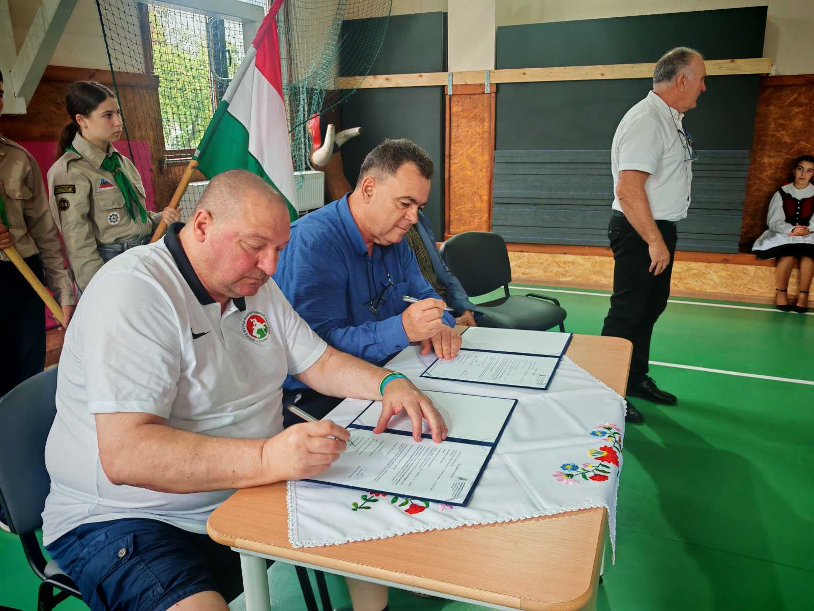 Németh Szilárd és Albert Mátyás aláírja az adományozó dokumentumot