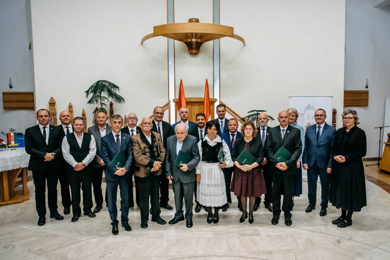A kitüntetettek az őket ünneplők körében | Fotó: Csulak Zoltán  