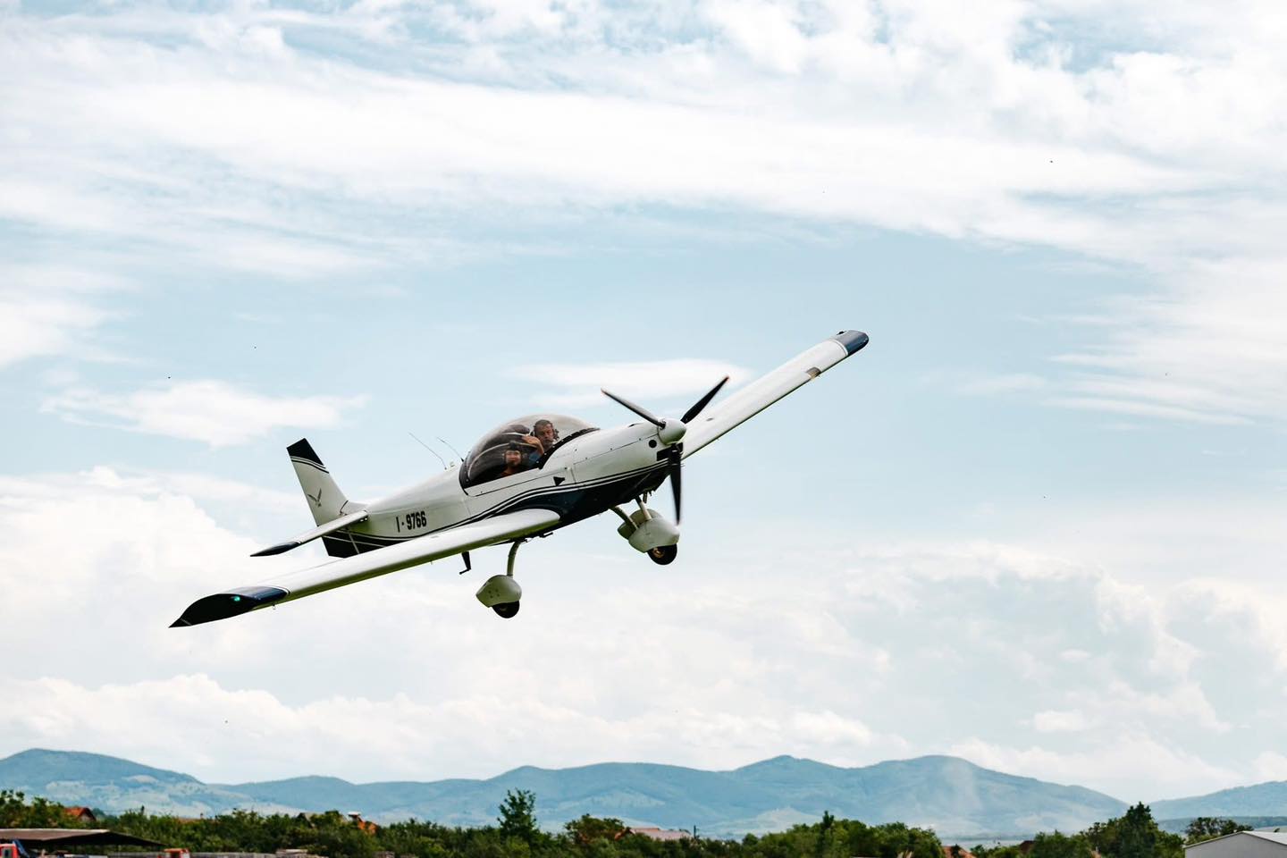 A repülés és az autók szerelemeseit – és nem csak – várják Krasznán | Fotó: Drive & Fly/Facebook