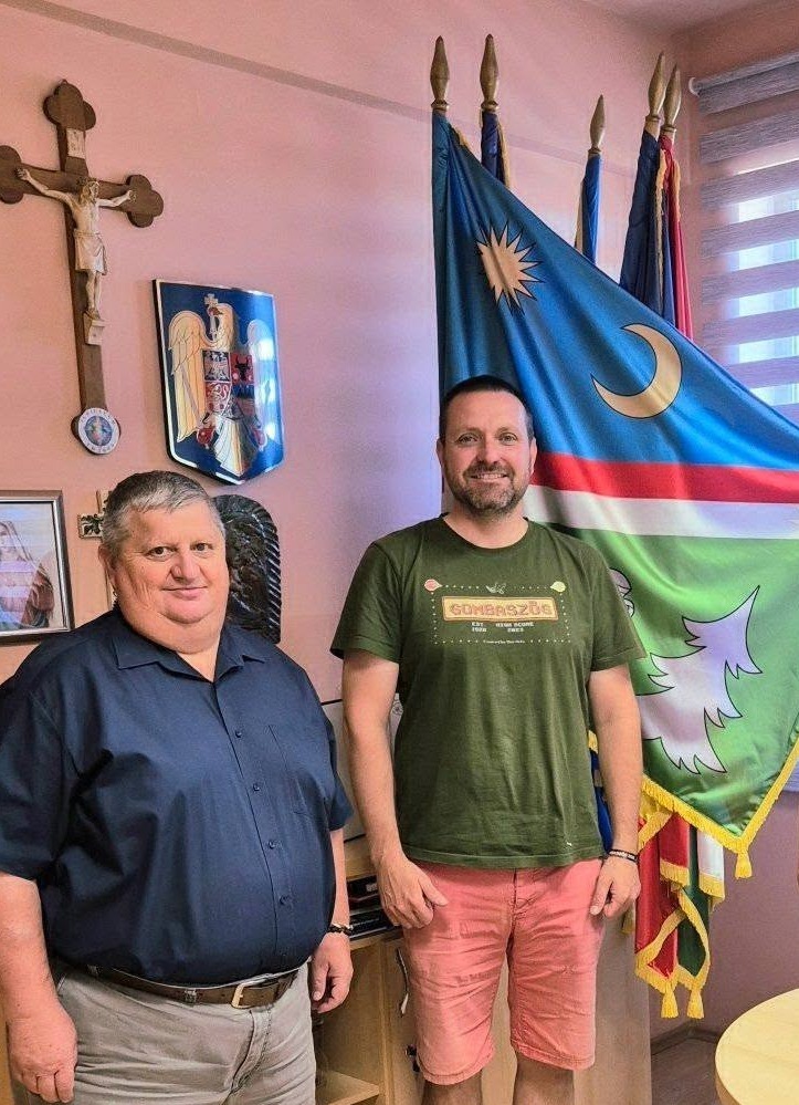 Orosz Örs Korondon vendéglátó barátja, Katona Mihály polgármester társaságában 2025. július 23-án l Fotó: Facebook
