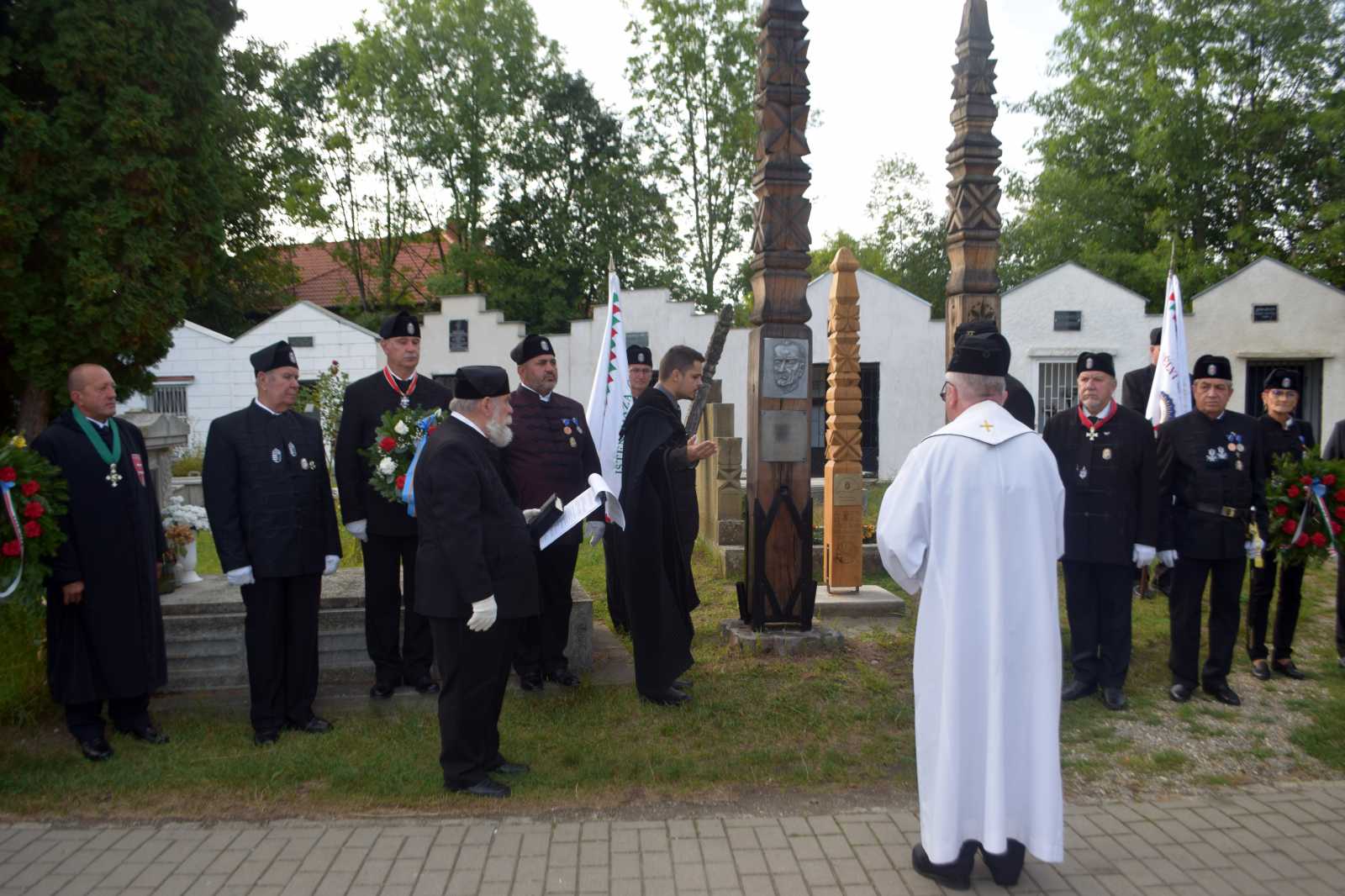 Az új kopjafa a két, monumentális emlékjel mögött kapott helyet. 