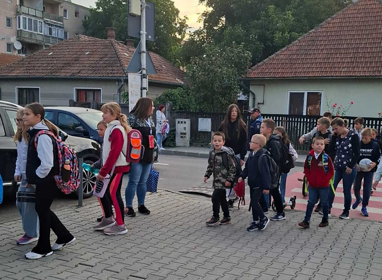 Érkeznek a Petőfi Sándor iskolába a lábbuszozók