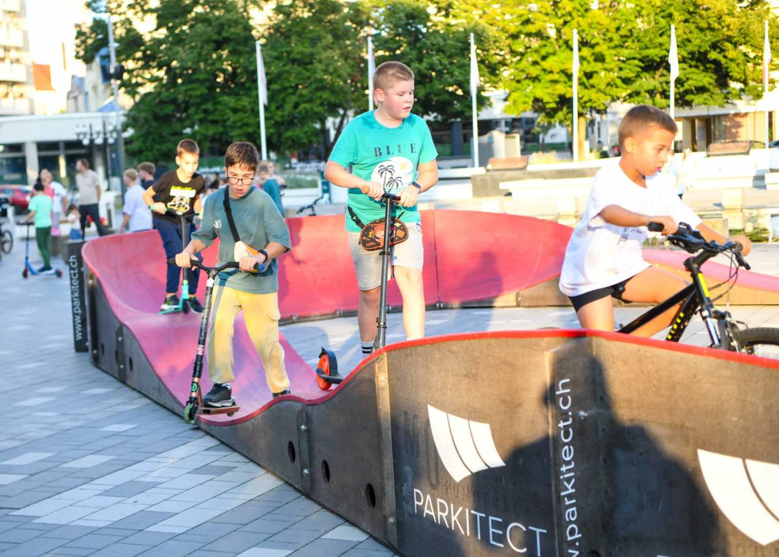 Sok gyerek lelkesen próbálta ki a pumptrack pályát | Fotó: Czinzel László