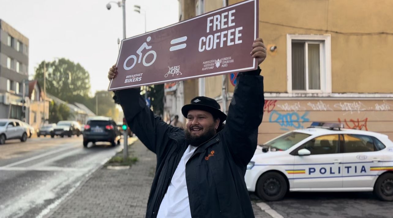 Egy meleg kávé és egy friss péksütemény jár annak, aki a reggeli órákban biciklivel közlekedik | Fotó: Maros Megyei Rendőrség 
