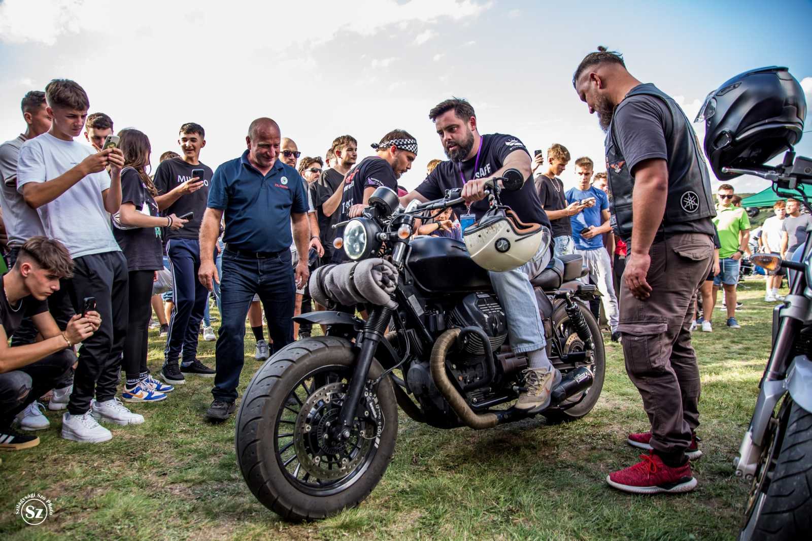 Motoron Birtalan Lóránt, az esemény egyik főszervezője | Fotó: Kulcsár Mária