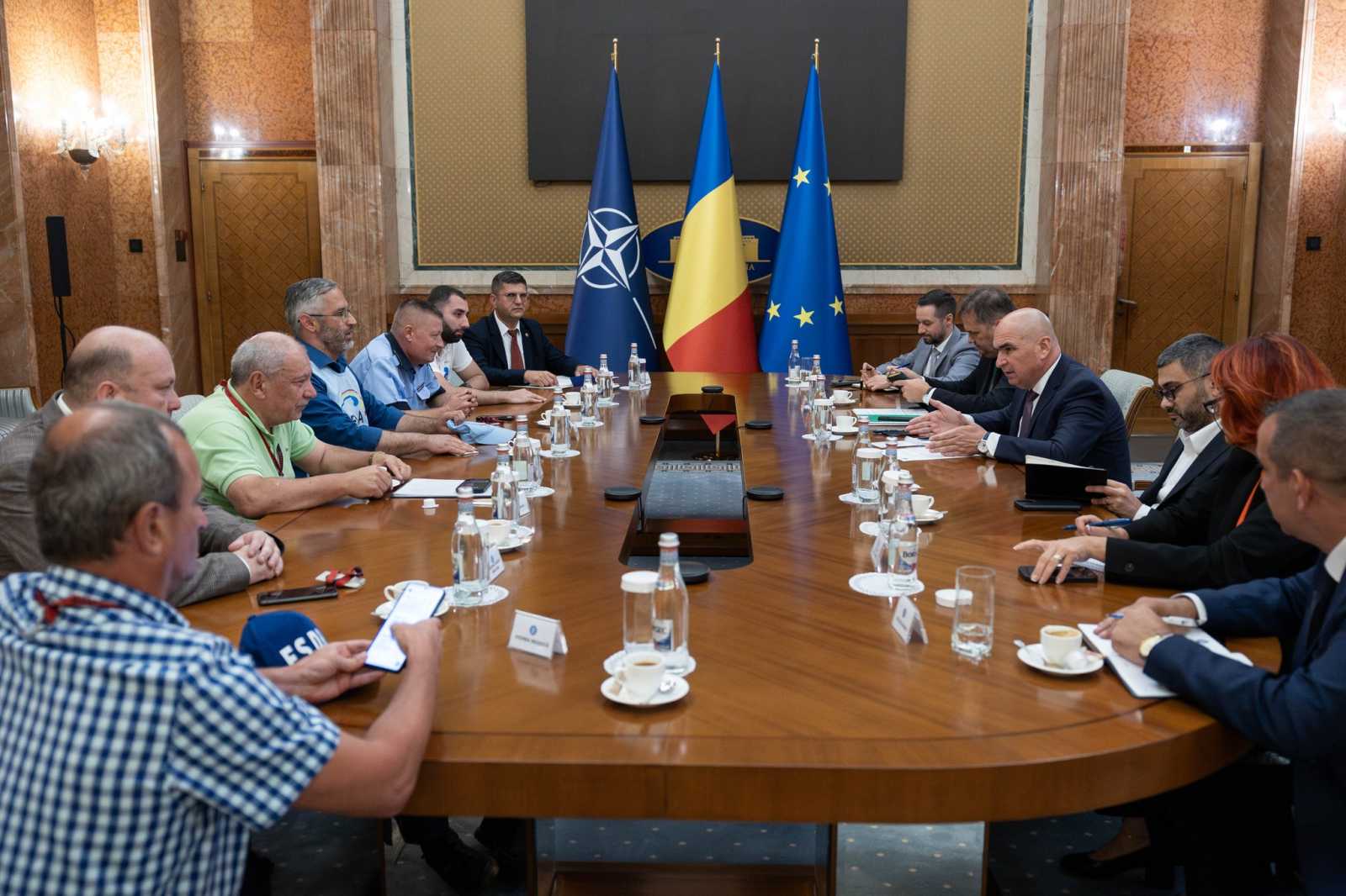 Tárgyalóasztalhoz ültek | Fotó: Románia Kormánya/Facebook