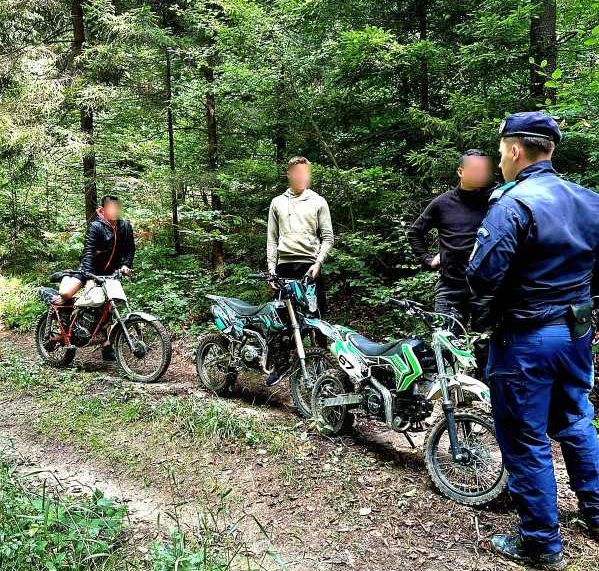 A motorosok „csak” járni akartak egyet a természetben. | Fotók: Bákó megyei rendőrség