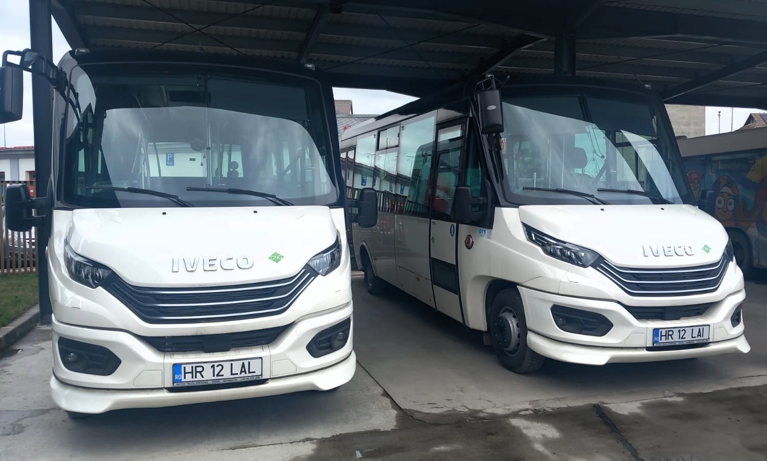 Az új, sűrített gázzal működő buszok üzemkészek, a töltőállomásnál folyik még a munka | Fotó: Maszol