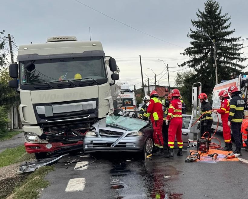 A személyautó és a tartálykocsi az esős, nedves útfelületen ütközött | Fotó: Argeș Megyei Katasztrófavédelmi Felügyelőség 
