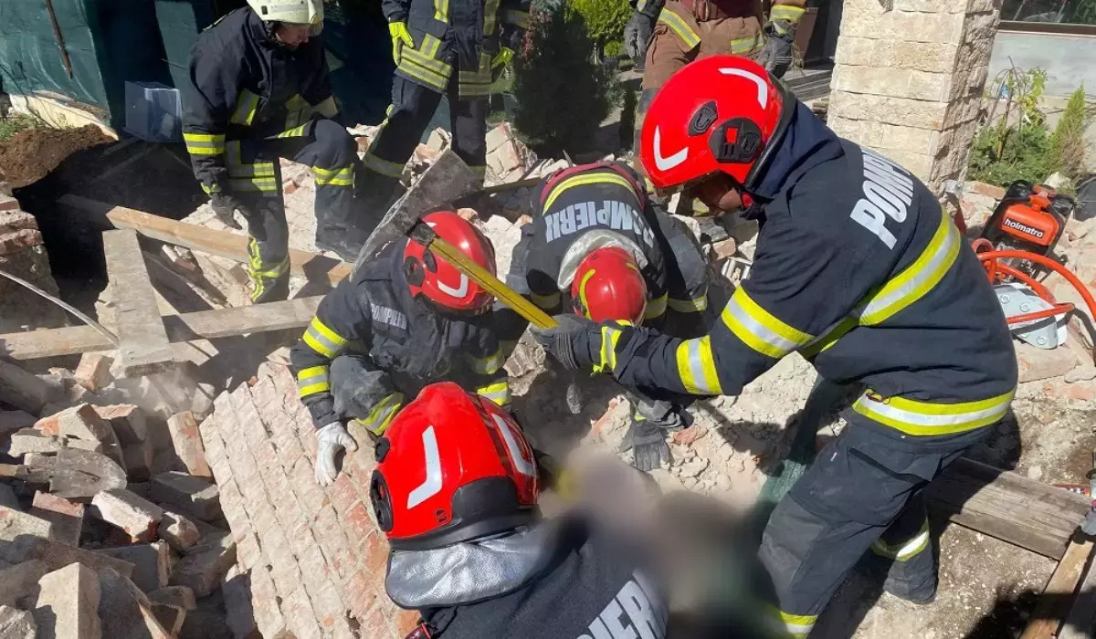A tűzoltók próbálják kimenteni az áldozatot | Fotó: Prahova Megyei Katasztrófavédelmi Felügyelőség 