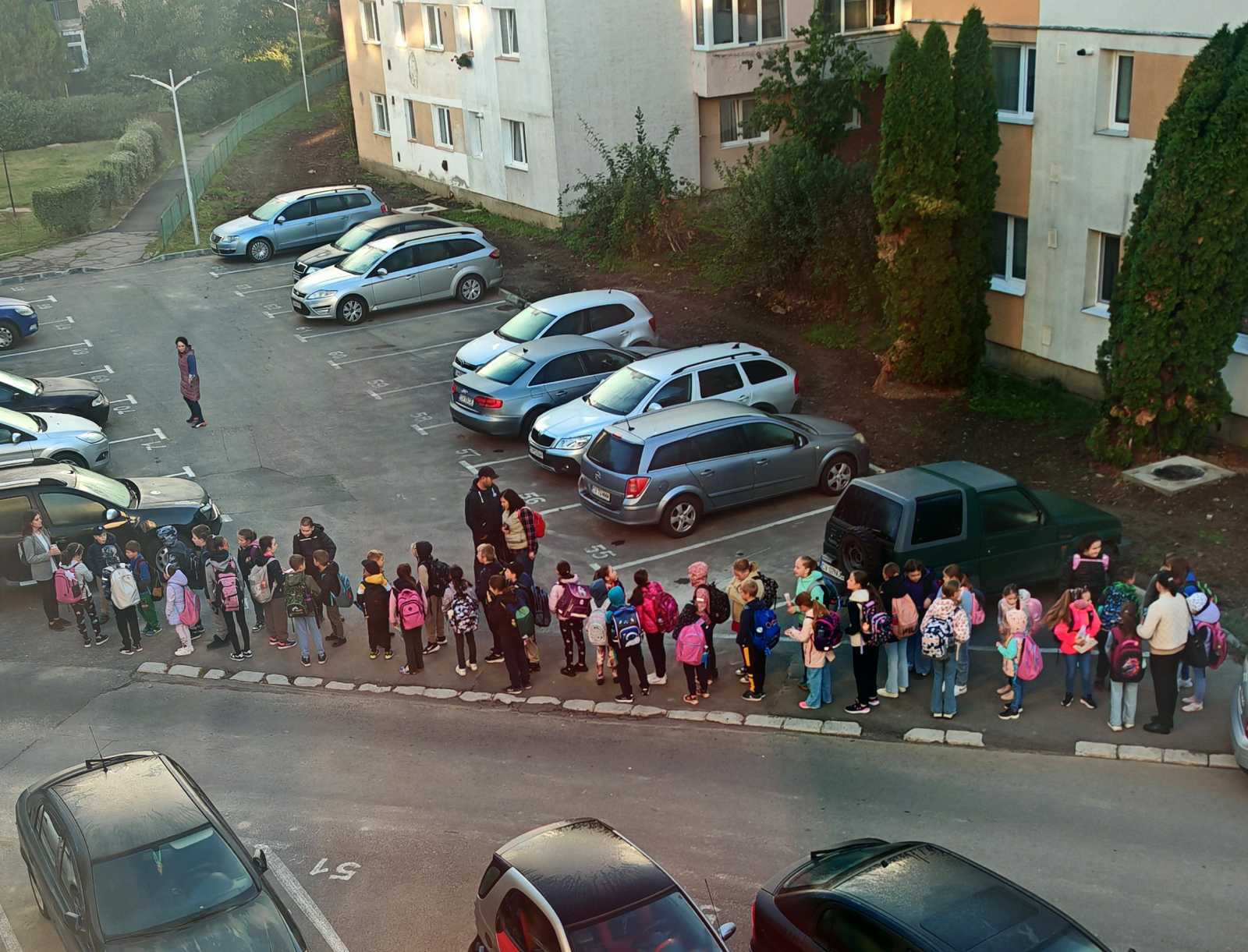 Gyerekcsoport gyülekezik csütörtök reggel. Gyalogosan, csoportosan mennek suliba | A szerző felvétele
