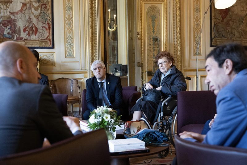 A francia külügyminiszter tájékoztatja a merényletben elhunytak családtagjait | Fotó: Jean-Noël Barrot Facebook oldala