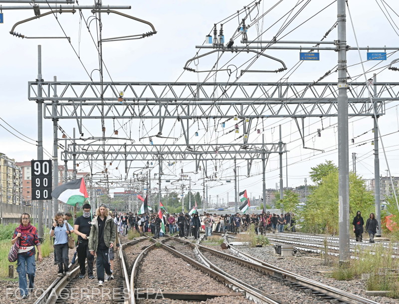 A „Turin for Gaza” tüntetői a gázai palesztinokkal való szolidaritásuk jeléül, az országos sztrájk idején elfoglalták a Porta Nuova állomás közelében lévő síneket Torinóban.