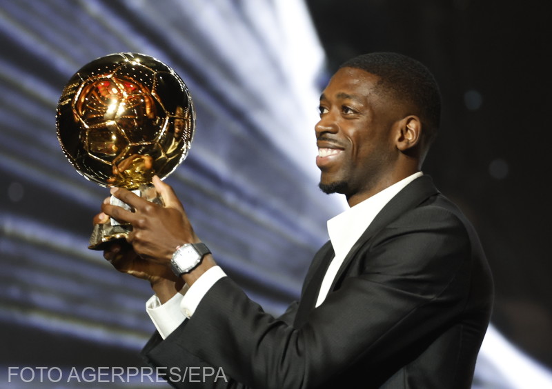 Dembélé vehette át a díjat | Fotó: Agerpres/EPA
