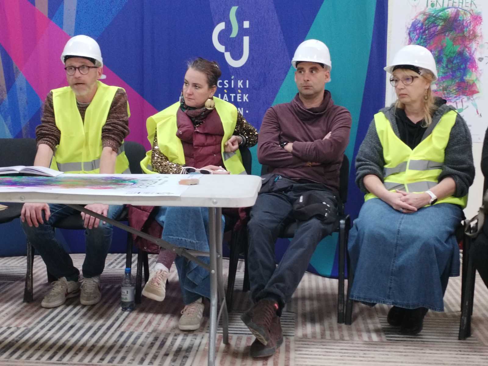 Az élet nem állt meg. Bemutatókra készülnek.