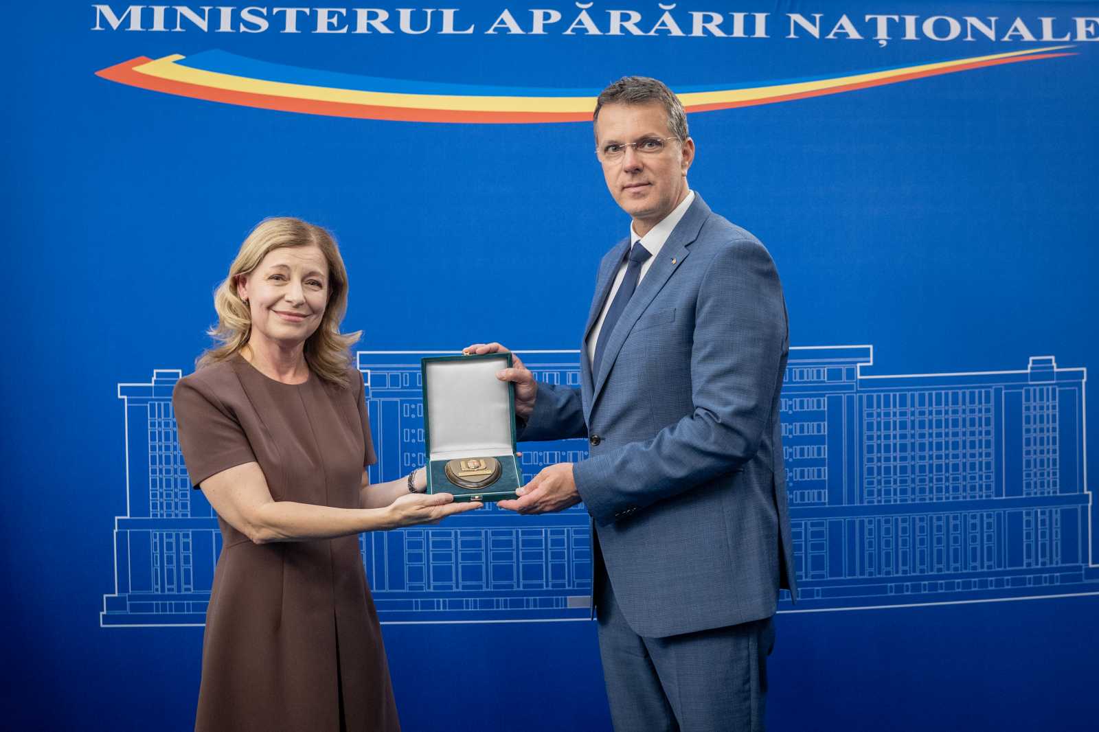 Kissné Hlatki Katalin nagykövet és Ionuţ Moşteanu védelmi miniszter Fotó: MApN