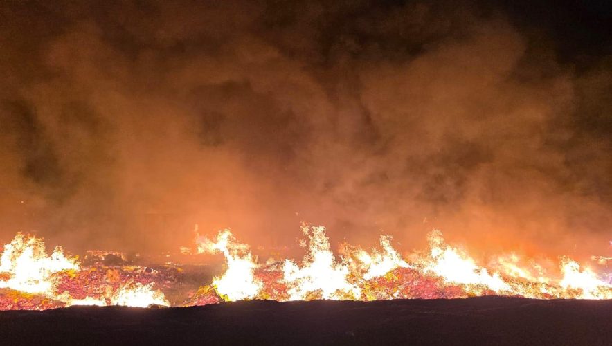 Nemcsak a csarnokban, hanem az udvaron is terjedt a tűz | Fotó: ISU Arad
