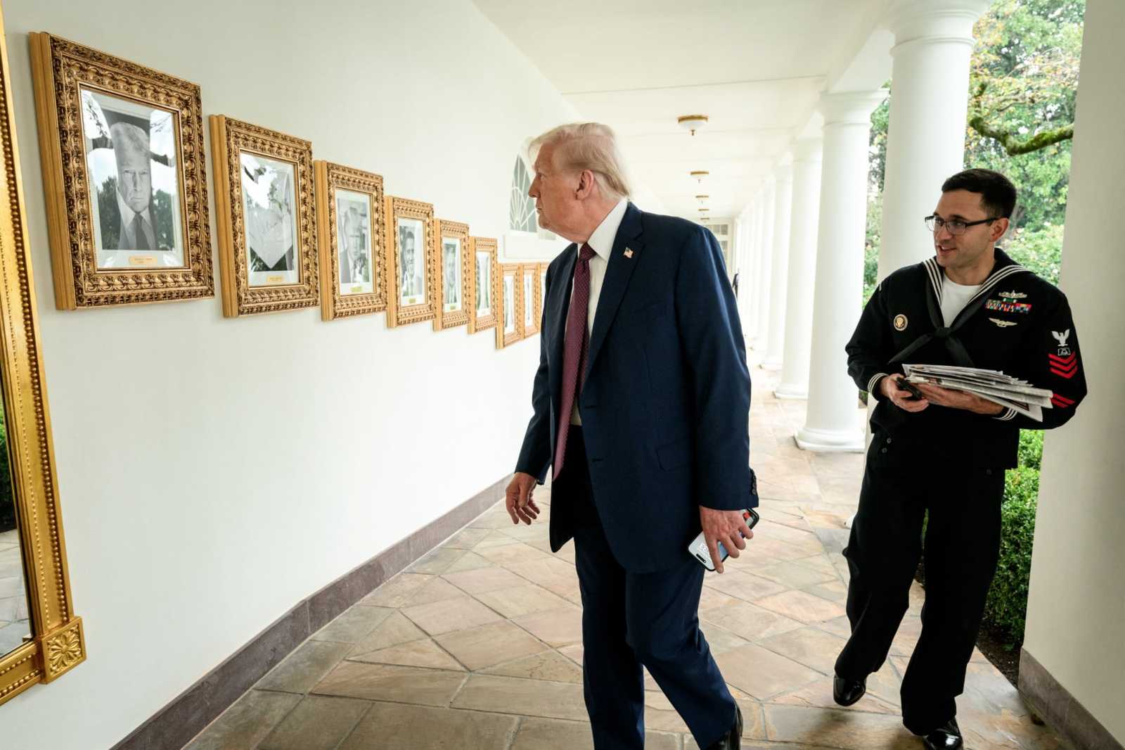 Portréalázás a Fehér Házban: Trump elégedettnek tűnik. 