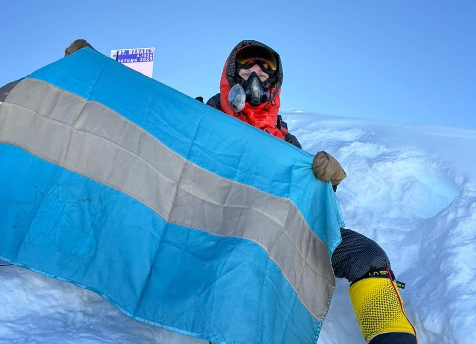 Sántha Xénia a Manaszlu csúcsán székely zászlóval.| Sántha Xénia szíves engedélyével