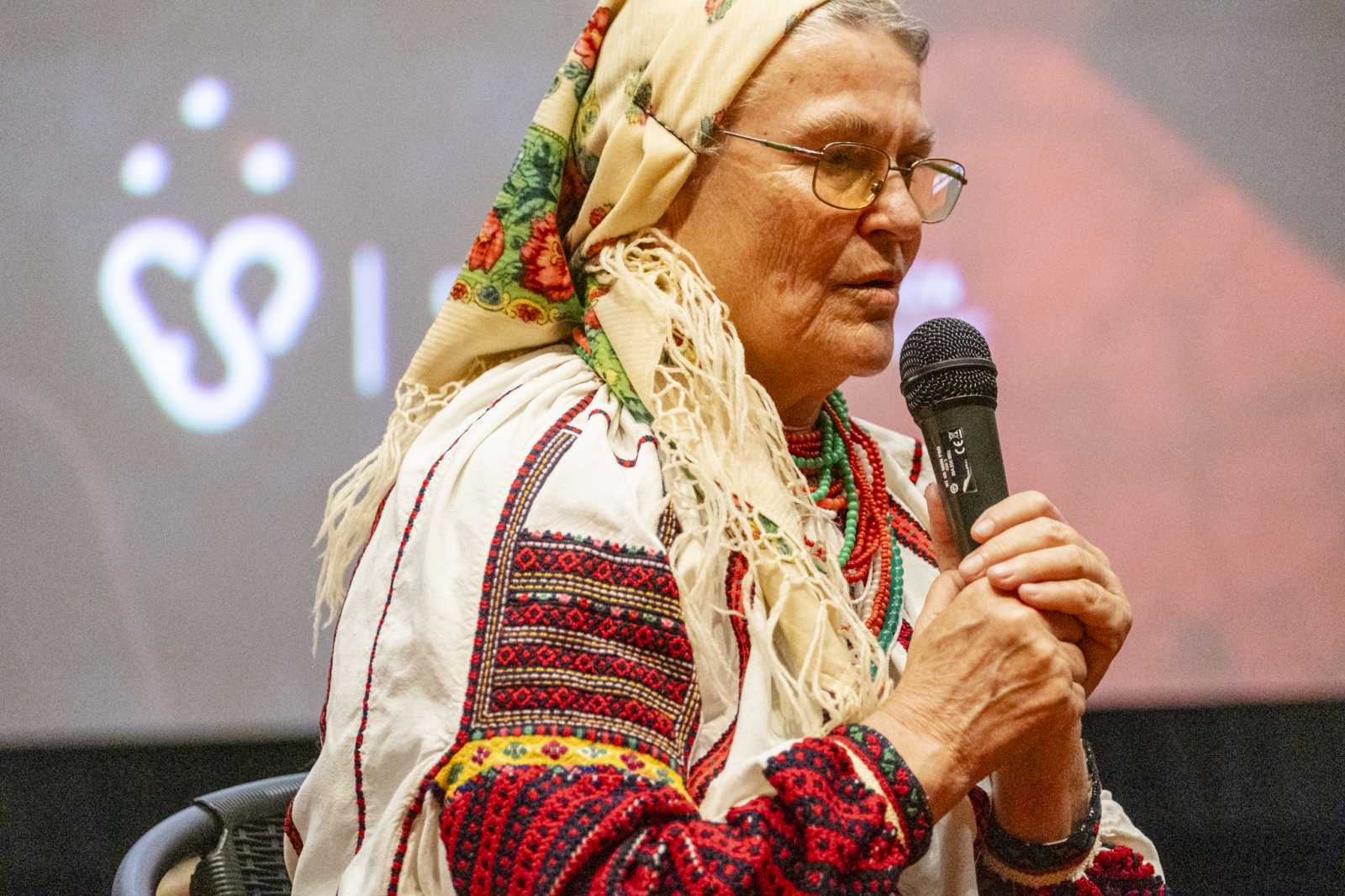 Énekesként bejárta a világot, d emindig saját közösségéért dolgozott.