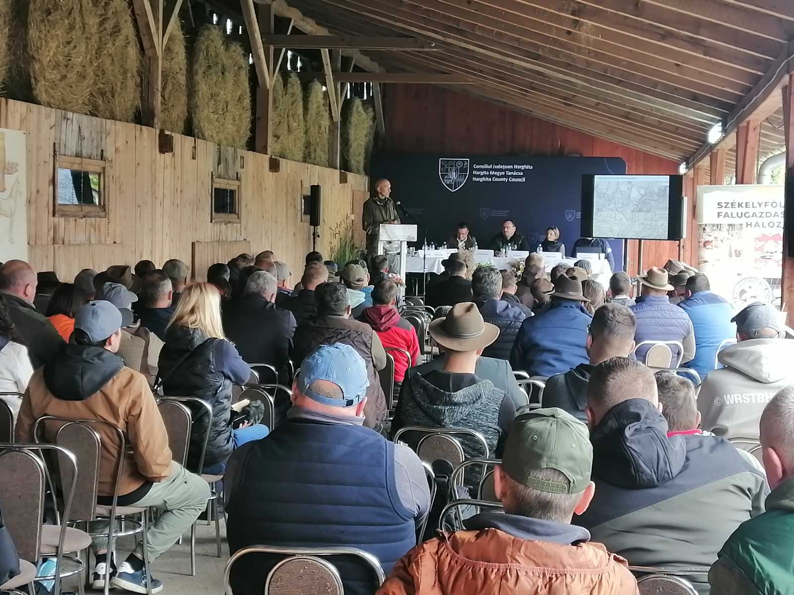 A kedvezőtlen időjárás nem szegte az érdeklődők kedvét | Fotó: Létai Tibor