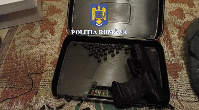 Fegyvert is találtak a házkutatás során | Fotó: Román Rendőrség