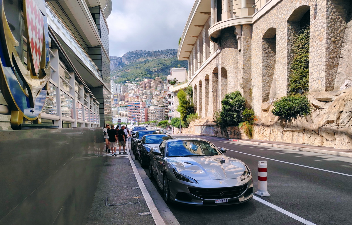 Itt a Ferrari nem különlegesség, hanem utcakép | Fotók: Szász Csaba