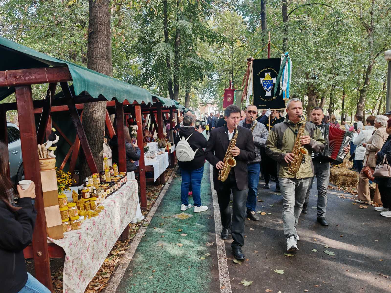 Zenés felvonulással kezdődött a fesztivállal is felérő ünnep