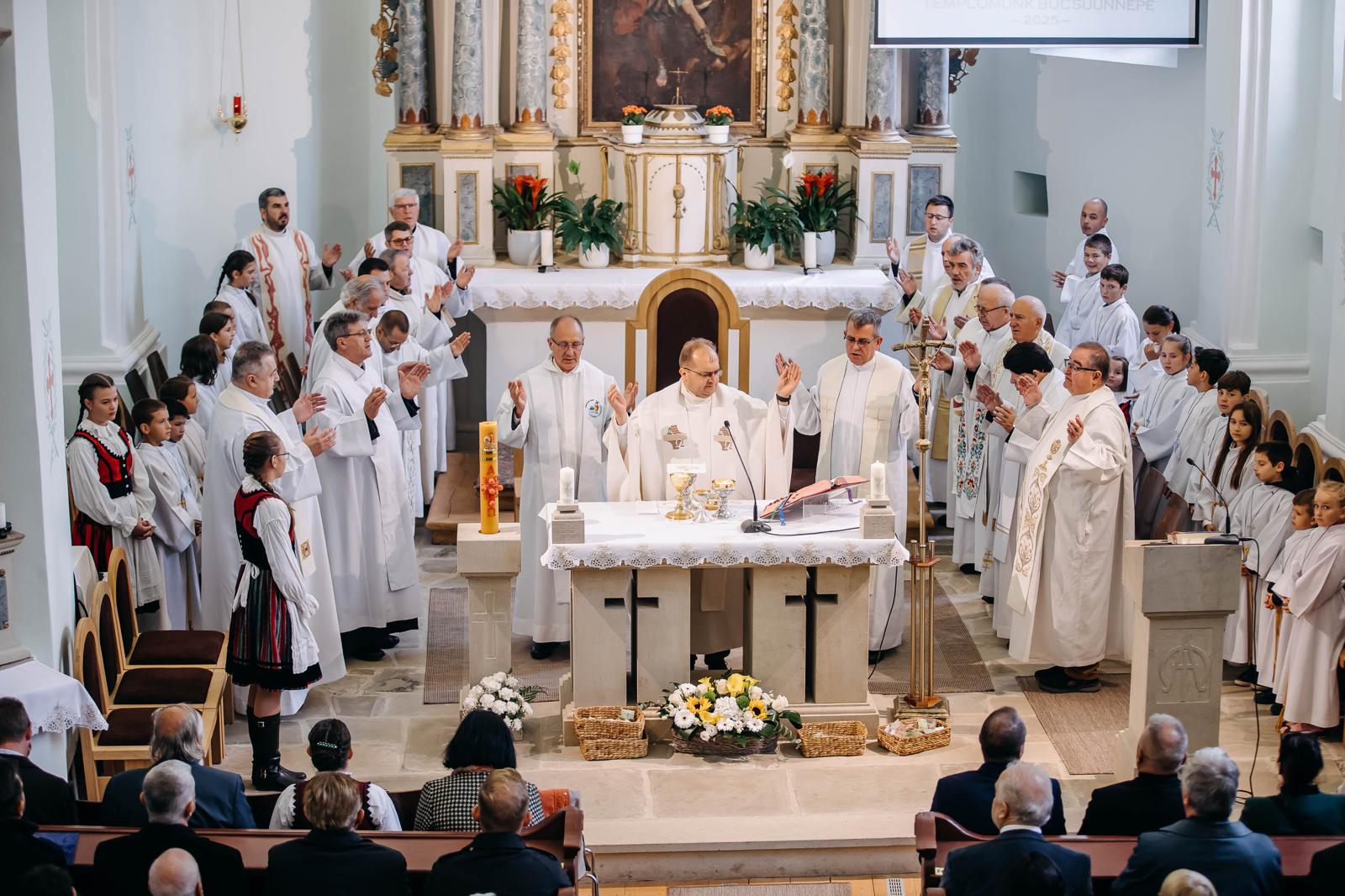 A szentmisének Sajgó Balázs volt a főcelebránsa. | Fotó: Kovászna Megye Tanácsa