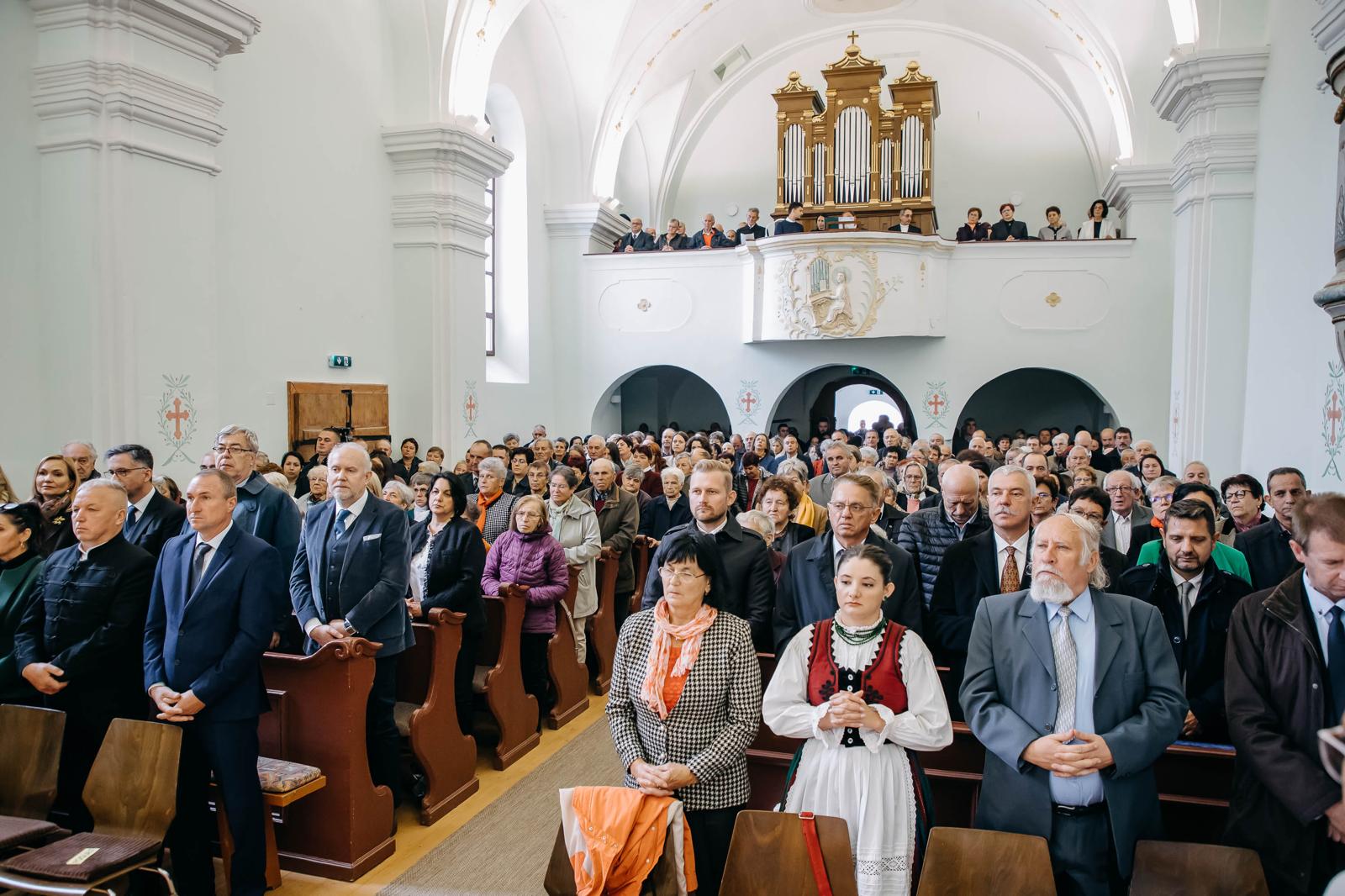 Zsúfolásig megtelt a templom. | Fotó: Kovászna Megye Tanácsa