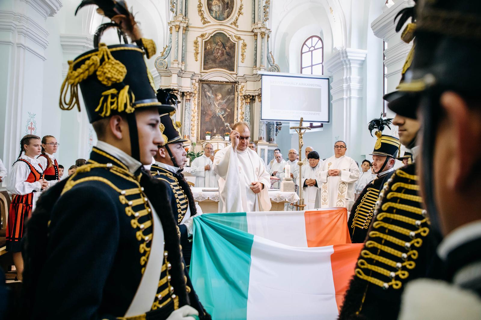Megszentelték a magyar nemzet zászlóját. | Fotó: Kovászna Megye Tanácsa