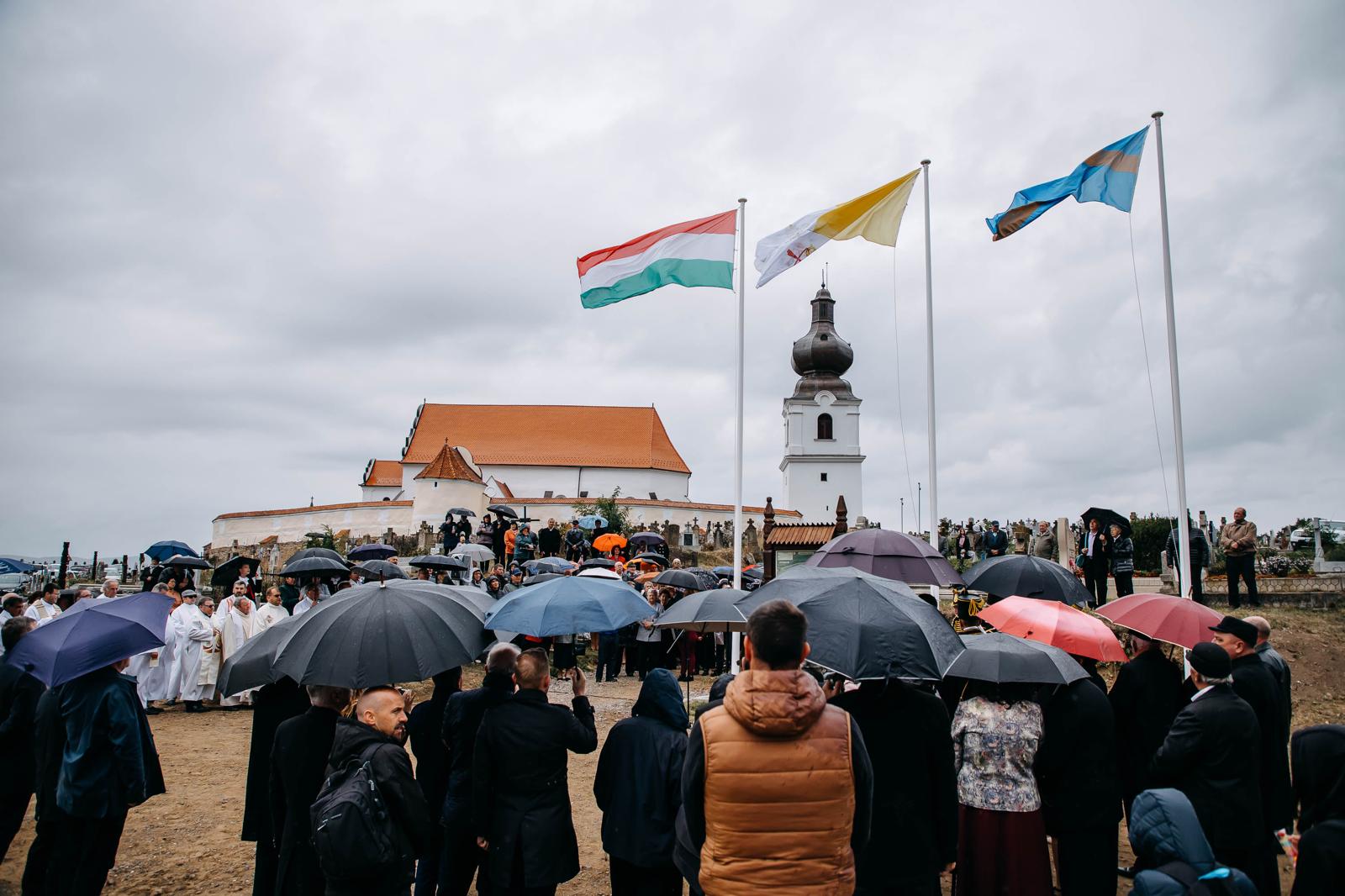 Három lobogó a zászlórudakon: az együvé tartozás jelképei. | Fotó: Kovászna Megye Tanácsa