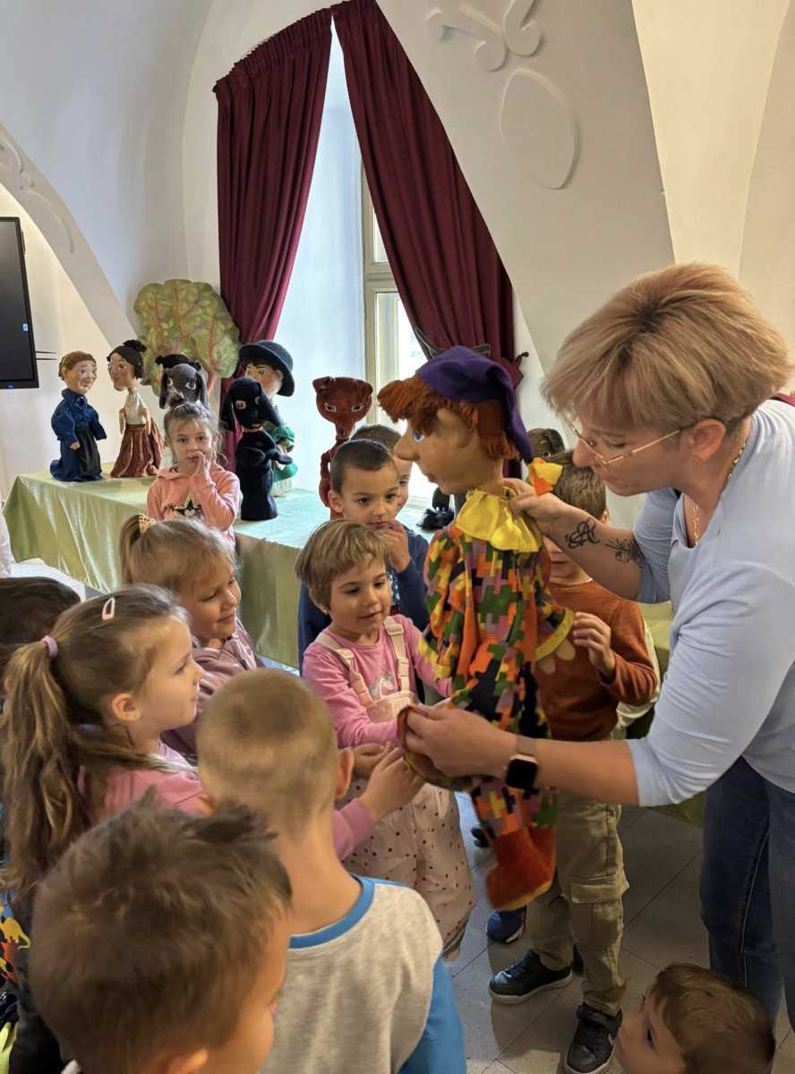 A gyerekek is kipróbálhatják a bábozást. 