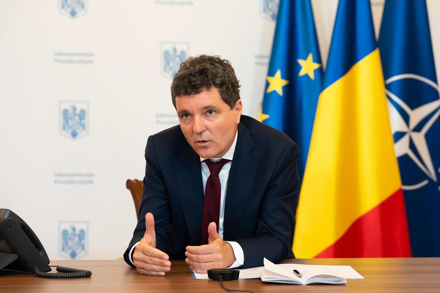 Mi itt a gond? - kérdezi az államfő. | Fotó: Nicușor Dan Facebook-oldala