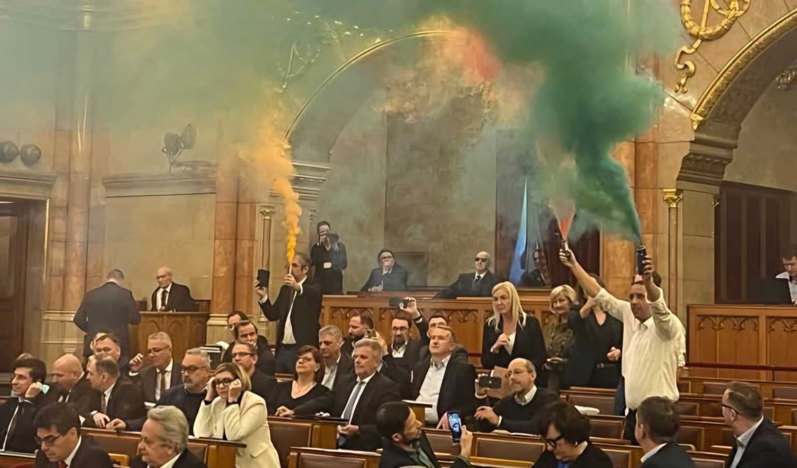Egy korábbi ellenzéki tiltakozó akció a magyar parlamentben Fotó: Menczer Tamás facebook oldala 